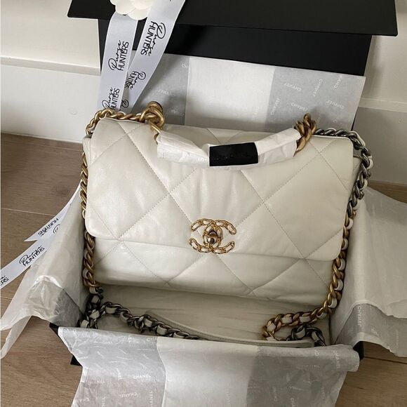 100% authentic CHANEL 19 large white lambskin - Picture 1 of 12